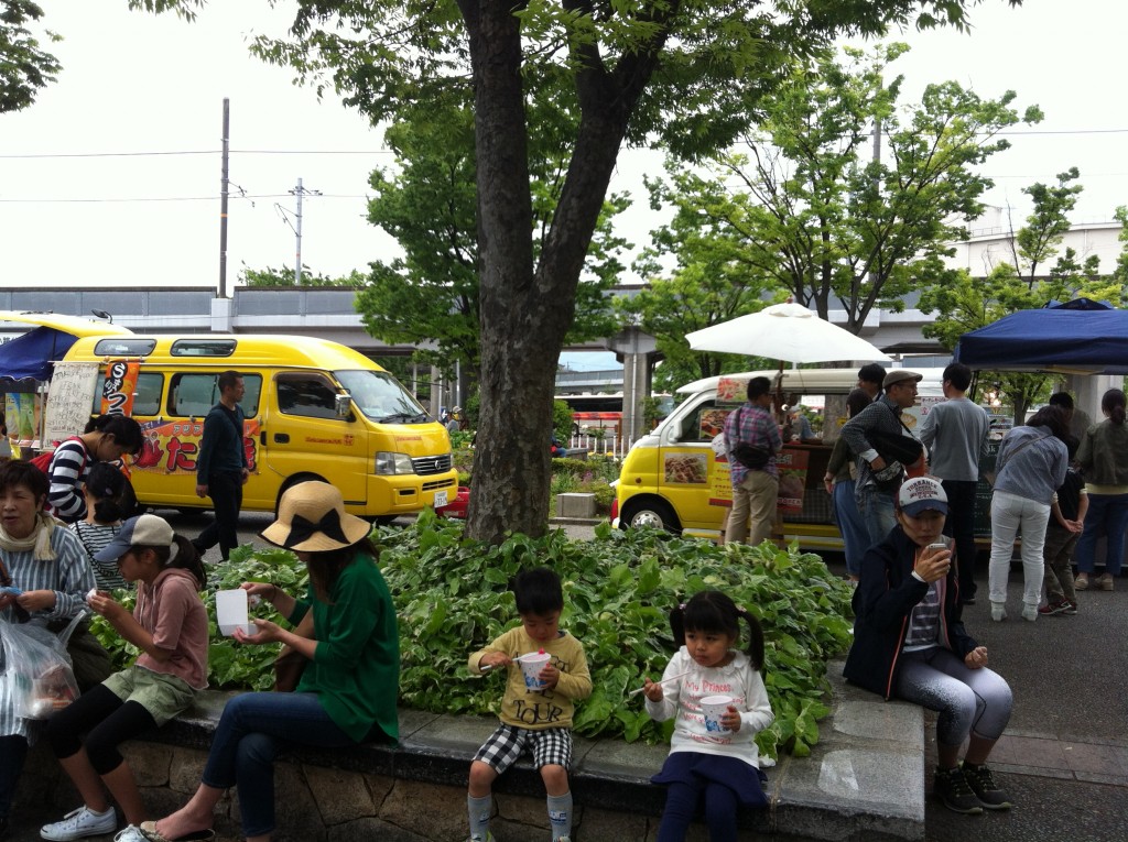 京都鉄道博物館　外のフードカー　売店　食べ物　画像01
