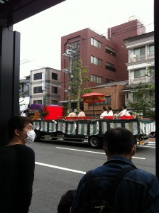 京都の葵祭（？）の神主さんがトラックで運ばれていました。