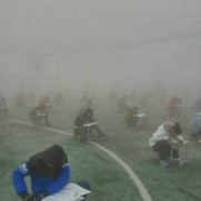 中国で行われたカンニング防止のためのテストは校庭の砂嵐の中のような状況で行われたという画像キャプチャ