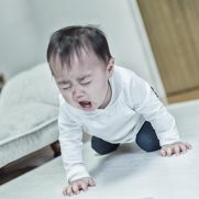 癇癪を起こして狂ったように泣き叫ぶ赤ちゃんのイメージ画像