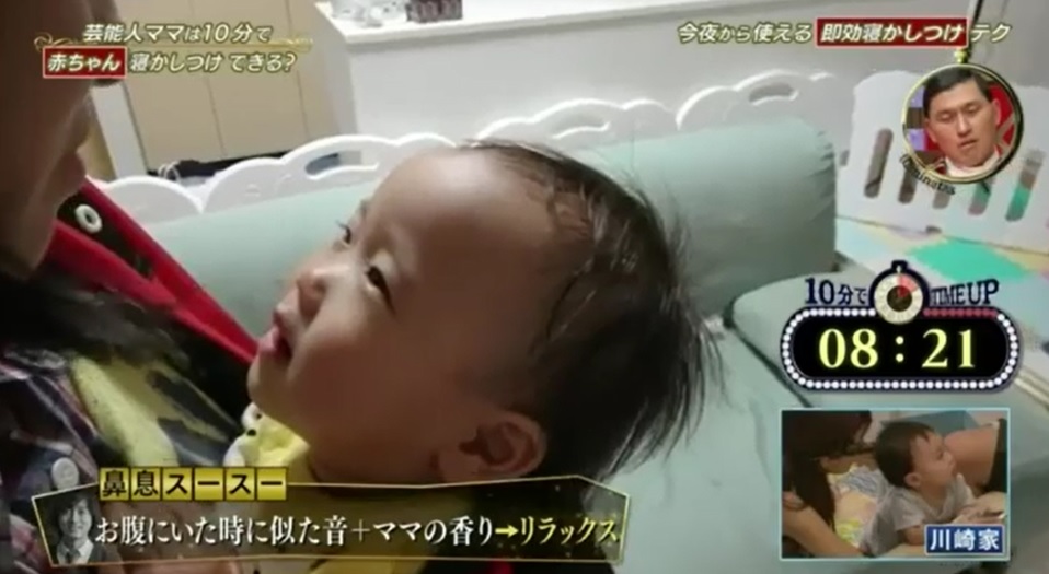 赤ちゃんを１０分間で寝かしつける即効寝かしつけテクニック「鼻息スースー」を実践している金田朋子さんの画像