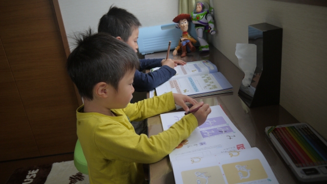 茅ヶ崎市の中学受験対応集団塾で学ぶ小学生
