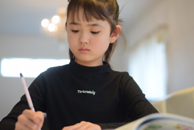 神奈川県三浦市から通える中学受験対応個別指導塾で勉強する小学生