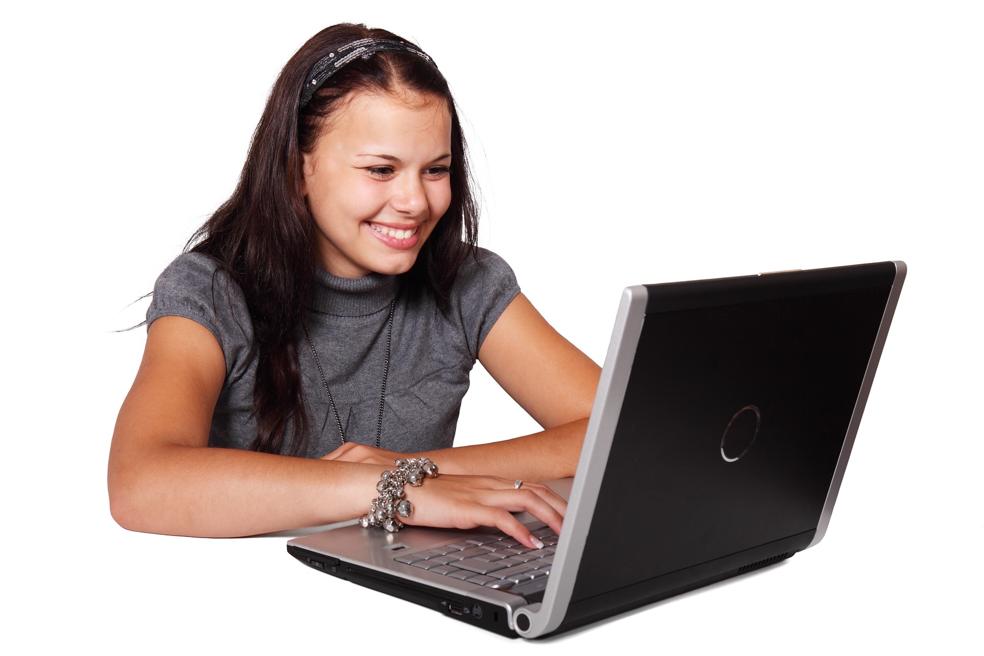 PCを使いマクドナルドWI-FIの会員登録手続きをする女性