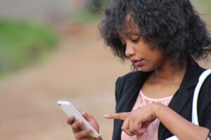 アナザーワークスを携帯アプリから退会する女性