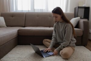 Webライターのアルバイトで在宅で出来る仕事を探している女性