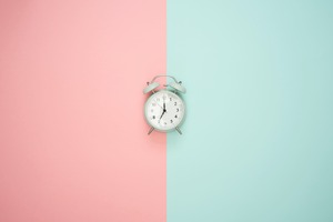 自分でロゴ作成をする時の注意点で時間を置いてロゴを決定するイメージの時計と配色
