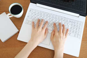 Webライターの仕事内容を表すキーボードに両手
