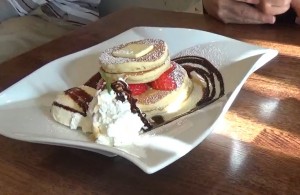 苺のパンケーキ（チョコソース版）