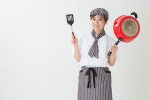 キッズデュオの料金を用意する主婦