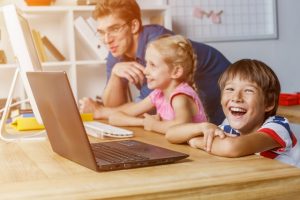 楽しく学ぶ外国人の子供達の画像（キッズデュオのイメージ）