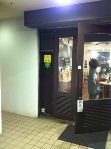 ウミガメ食堂の外観（お店のドア）画像