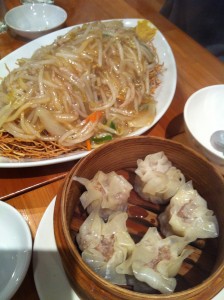 ウミガメ食堂のかた焼きそばとシューマイの画像