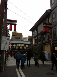 川崎大師入り口付近の人だかりの様子画像