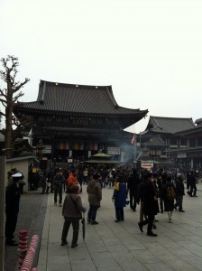 川崎大師の中の人混みの様子画像
