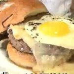 チーズトロトロ半熟卵入りのトリュフバーガーの画像