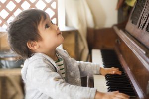 楽しくピアノを弾く男の子