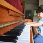 ピアノを弾く賢い子ども