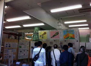 ＪＡＸＡ（ジャクサ）調布航空宇宙センターの説明は大人も真剣に聞いている画像キャプチャ