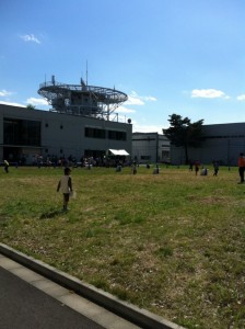 ＪＡＸＡ（ジャクサ）調布航空宇宙センター広場で紙飛行機飛ばし画像キャプチャ