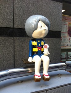 天神通り商店街の座っている鬼太郎画像キャプチャ