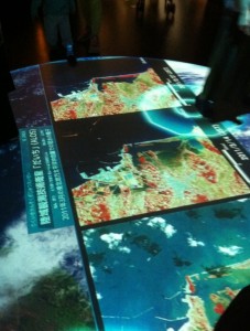 国立科学博物館の地面に写されたプロジェクションマッピングの画像
