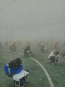 中国で行われたカンニング防止のためのテストは校庭の砂嵐の中のような状況で行われたという画像キャプチャ