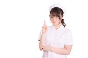 正しい処置を伝える美人ナースのイメージ画像