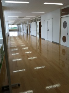 日本大学藤沢小学校の廊下が広い画像キャプチャ