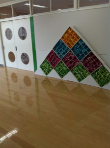 日本大学藤沢小学校の廊下にある生徒の制作物の画像キャプチャ