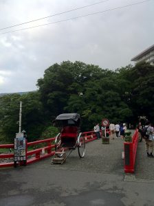 箱根湯本駅の近くにある橋の画像