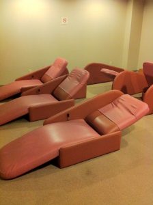 「湯の里　岡田」のマンガ部屋にある椅子の画像