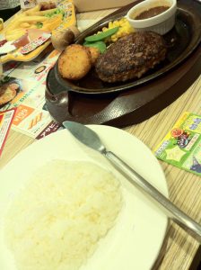 ガストのおもちゃがもらえるラッキーチーズインハンバーグ（６９９円）セットの画像