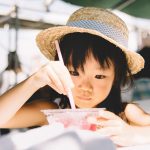 受験勉強に疲れ、一休みする子どものイメージ画像