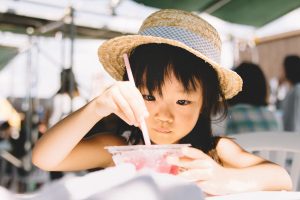 受験勉強に疲れ、一休みする子どものイメージ画像