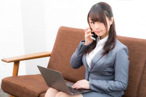 模擬テストの受験受付をする美人担当者のイメージ画像