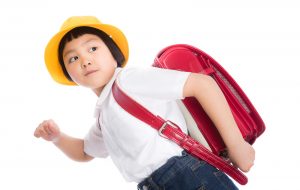 学校に向かう女の子のイメージ画像