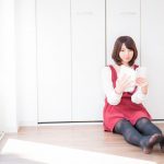 日記を読んで日々を振り返る女性のイメージ画像