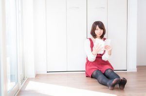 日記を読んで日々を振り返る女性のイメージ画像