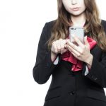 格安ＳＩＭの料金プランを選ぶのに悩む女性画像