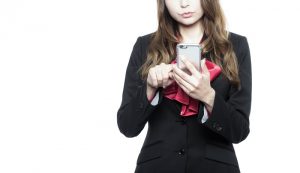 格安ＳＩＭの料金プランを選ぶのに悩む女性画像