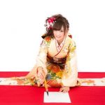 新しい習慣のイメージ画像（美人着物女性の書初め）