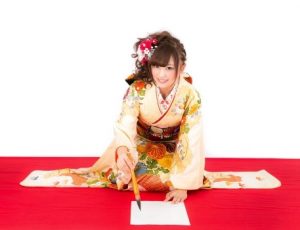 新しい習慣のイメージ画像（美人着物女性の書初め）