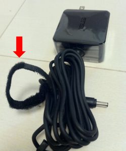 アダプタをまとめるためのマジックテープの画像