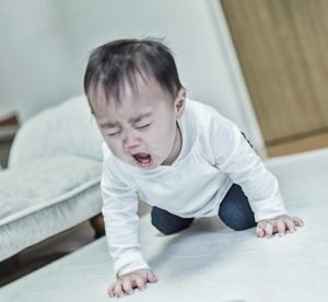 癇癪を起こして狂ったように泣き叫ぶ赤ちゃんのイメージ画像