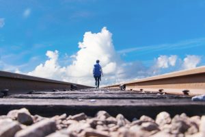 一人旅をする若者のイメージ画像