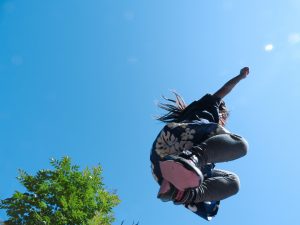 楽しんで身体を動かす子供のイメージ画像