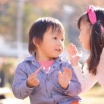 ベビーパークの勧誘についての噂話をする子供（イメージ画像）
