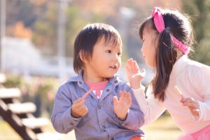 ベビーパークの勧誘についての噂話をする子供（イメージ画像）