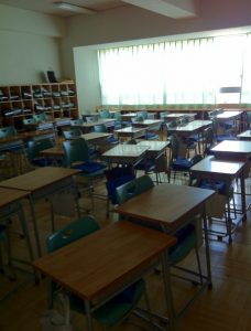 精華小学校の教室内の画像